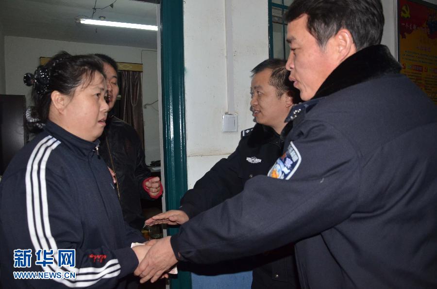 （中國網事·新華網·圖文互動）（1）務工者萬元現(xiàn)金掉入列車便池散落鐵軌 民警冒雨沿路撿回