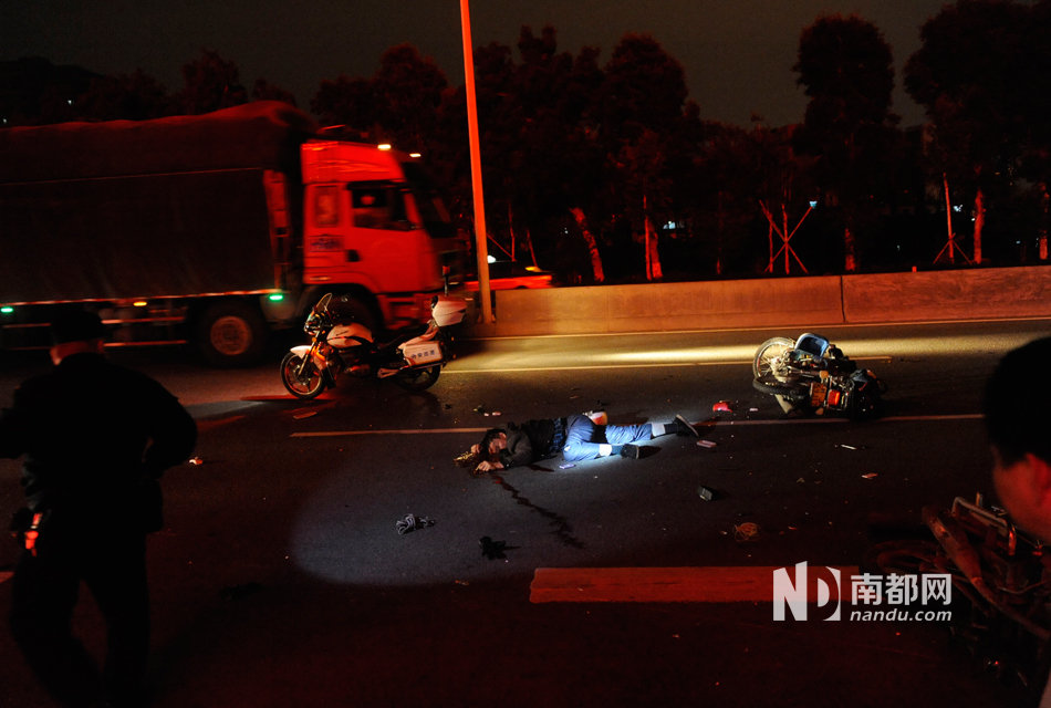 電動(dòng)車被撞引連環(huán)車禍 電動(dòng)車被撞引連環(huán)車禍