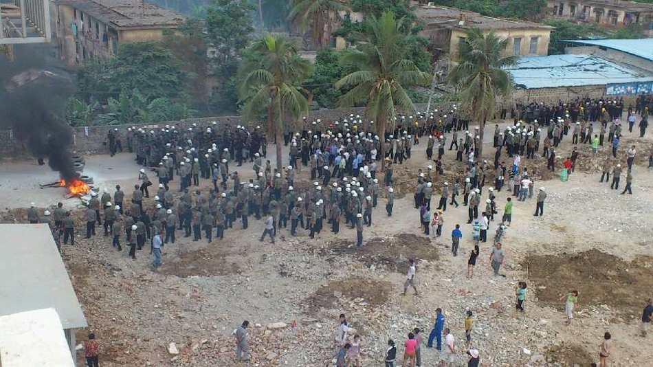 網(wǎng)曝海南三亞暴力強(qiáng)拆 村民下跪求情 網(wǎng)曝海南三亞暴力強(qiáng)拆 村民下跪求情