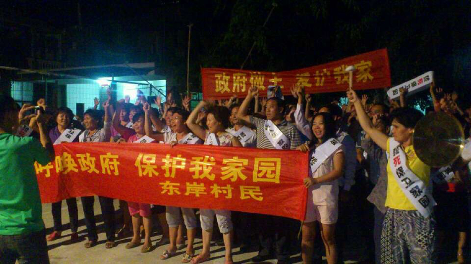 網(wǎng)曝海南三亞暴力強(qiáng)拆 村民下跪求情 網(wǎng)曝海南三亞暴力強(qiáng)拆 村民下跪求情