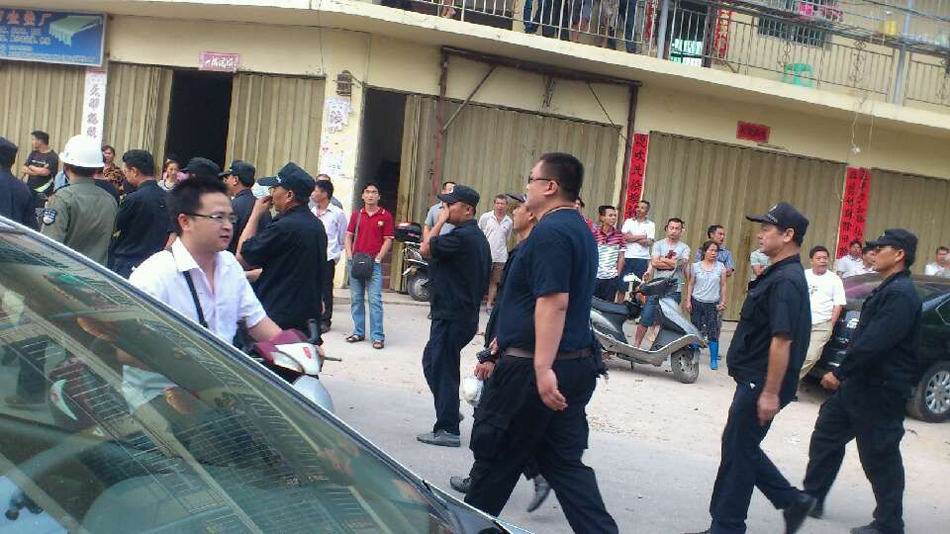 網(wǎng)曝海南三亞暴力強(qiáng)拆 村民下跪求情 網(wǎng)曝海南三亞暴力強(qiáng)拆 村民下跪求情