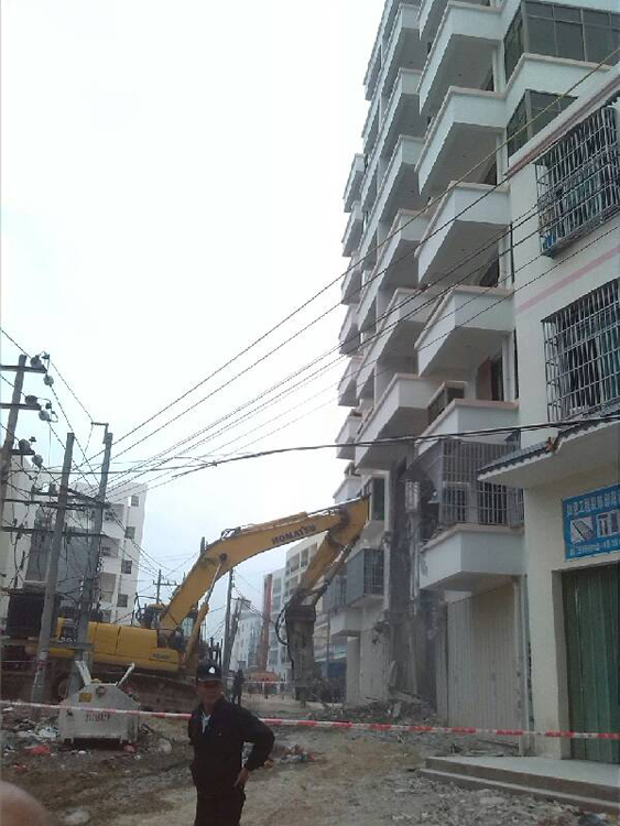 網(wǎng)曝海南三亞暴力強(qiáng)拆 村民下跪求情 網(wǎng)曝海南三亞暴力強(qiáng)拆 村民下跪求情