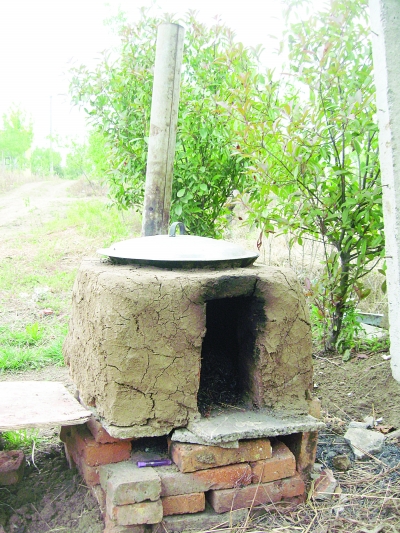 簡易的鍋灶。任國勇攝