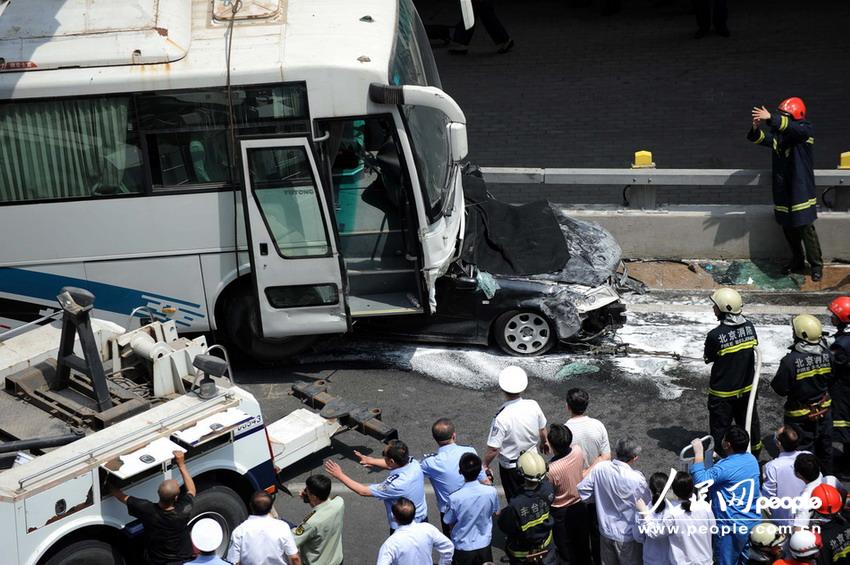 北京大客車追尾碾壓奧迪司機被困車中。