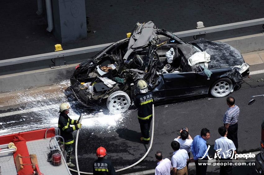 北京大客車追尾碾壓奧迪司機被困車中。