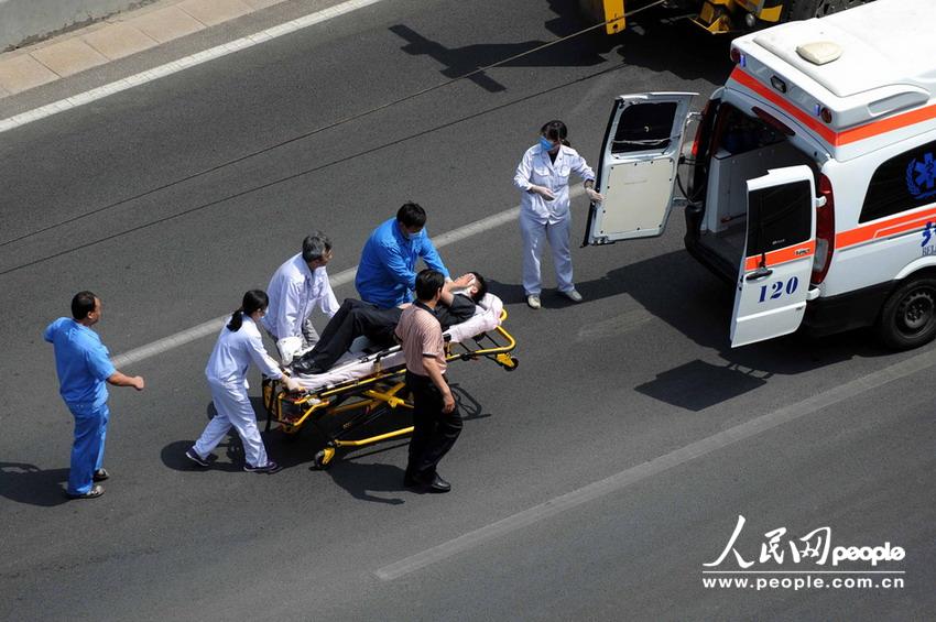 北京大客車追尾碾壓奧迪司機被困車中。