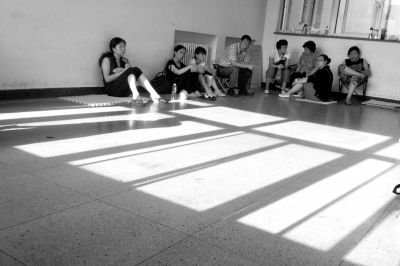 女童的家屬在醫(yī)院走廊中等待。京華時(shí)報(bào)記者趙思衡攝