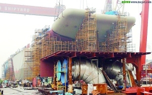 航母前部甲板在安裝。