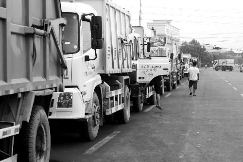 垃圾車排隊(duì)等著卸垃圾，有司機(jī)已等了四五個(gè)小時(shí)