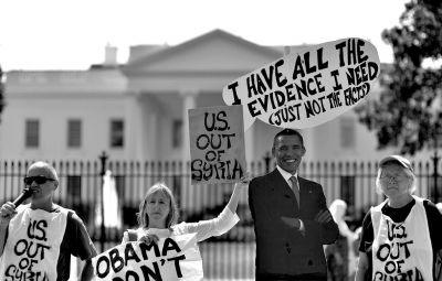 2日，反戰(zhàn)人士在白宮前高舉標(biāo)語，抗議美國可能對敘動武。