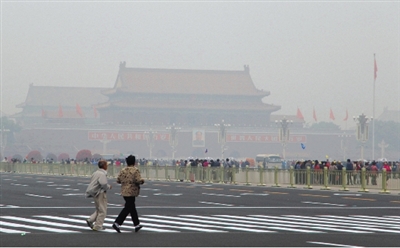 9月29日，游客行走在天安門(mén)廣場(chǎng)西側(cè)路上，當(dāng)日霧霾嚴(yán)重。