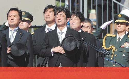 　27日上午，日本首相安倍晉三在琦玉縣的自衛(wèi)隊朝霞訓(xùn)練場出席陸上自衛(wèi)隊年度閱兵式