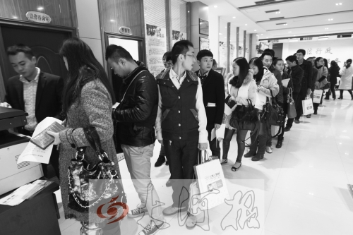 昨天,除復(fù)印材料處有新人排隊(duì)外,金水區(qū)民政局婚姻登記處大廳內(nèi)處未見新人排隊(duì)的火爆場(chǎng)景。