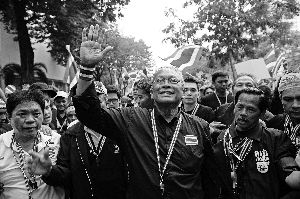 素貼參加游行示威。