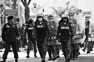 泰警察出動(dòng)。