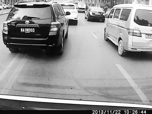 這輛黑色車輛不避讓執(zhí)行緊急任務的救護車，并壓著雙黃線變更車道。唐韜/圖