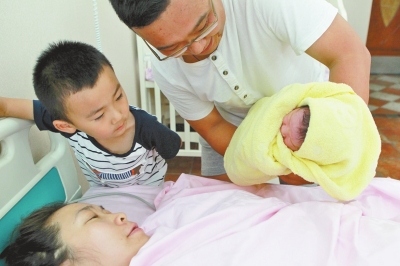 一家四口其樂融融，但二孩證卻讓男主人操心。