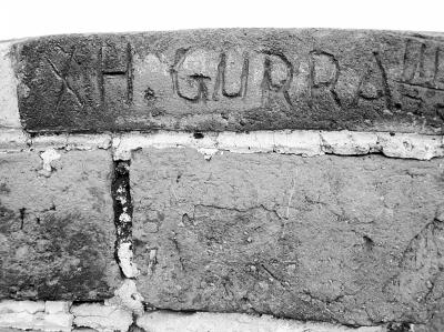 　　圖為長(zhǎng)城城墻上的刻痕。記者 王昊魁攝　