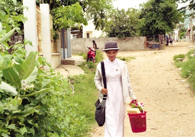 美奈漁村內(nèi),放學(xué)歸來的女學(xué)生?！∨恼摺≌労Ｃ? width=