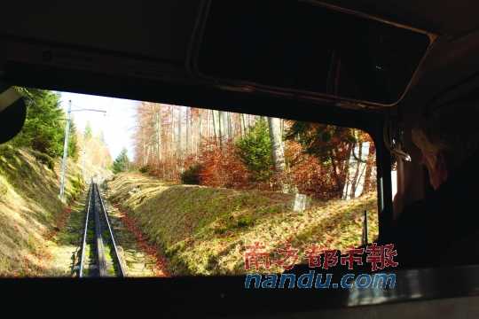 小火車一路向上，沖破云層，豁然開朗，乘客們的歡呼聲適時響起，一切漸入佳境。