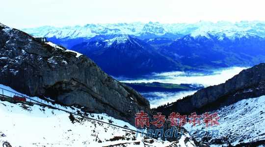  齒軌火車在皮拉圖斯山上穿行，如同紅色的龍在山中游弋。