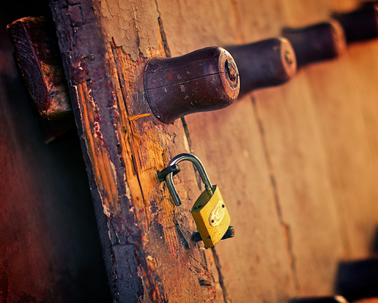 木門斑駁、銅鎖閑掛