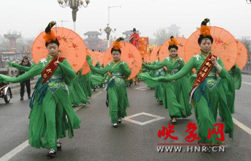 　　3月30日上午,開封市舉行2013中國(guó)(開封)清明文化節(jié)踏春巡游活動(dòng)?！?　　