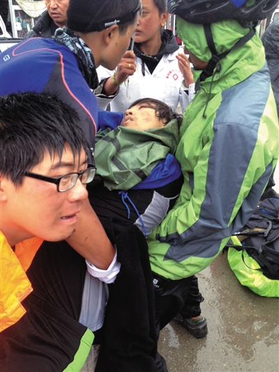 事發(fā)后,有驢友幫忙救治李翔(中)。驢友供圖