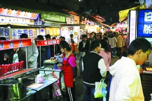 　　品味臺(tái)灣,又怎能錯(cuò)過(guò)那些親民夜市。