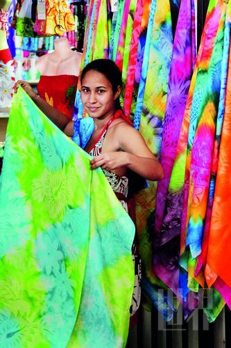 　　Pareo,這一幅幅有著漂亮圖案、色彩繽紛的布,是大溪地人最美的衣