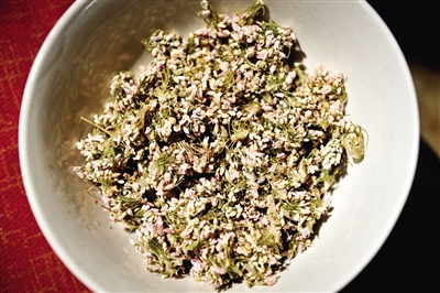 作為香料的扎蒙是一種陜北常見(jiàn)的細(xì)碎野花。