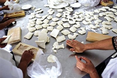 面花是黃驊最有特色的一種面食，常見于各種禮事和節(jié)日宴席上，充滿了儀式感。