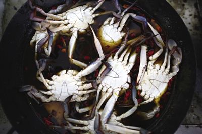 青蟹需用鹽水腌漬8個(gè)小時(shí)。