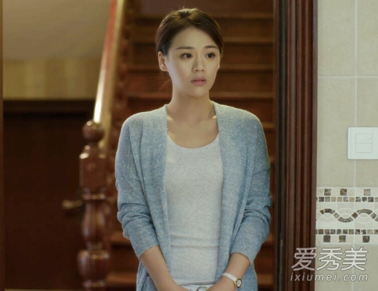 灰色開衫內(nèi)搭圓領的米色T恤，優(yōu)雅知性