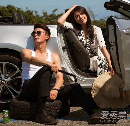 白色連衣裙配黑色花紋，個性優(yōu)雅