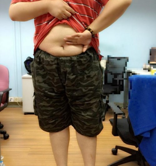 反手摸肚臍，逗b示范哈哈......