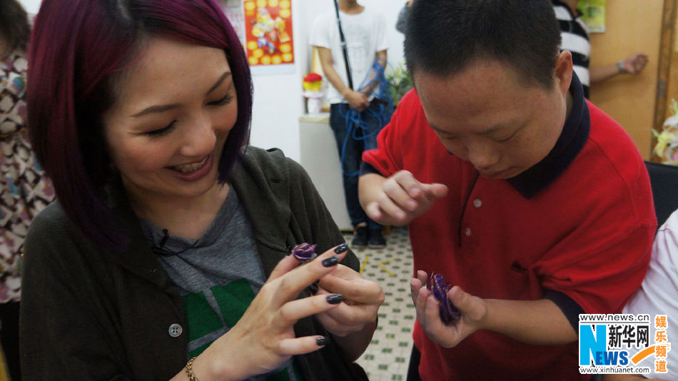 楊千嬅產(chǎn)后首亮相內地 獲贈嬰兒裝喜出望外 楊千嬅產(chǎn)后首亮相內地 獲贈嬰兒裝喜出望外