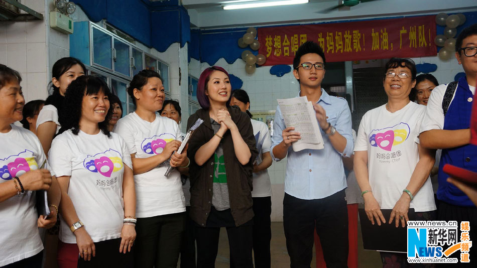 楊千嬅產(chǎn)后首亮相內地 獲贈嬰兒裝喜出望外 楊千嬅產(chǎn)后首亮相內地 獲贈嬰兒裝喜出望外