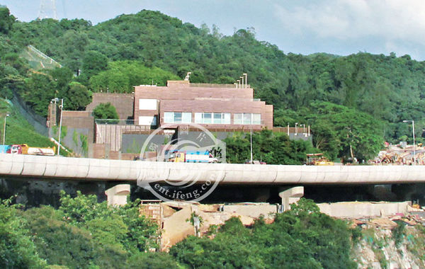 據(jù)悉，“皇宮”有3層高、分前后兩座大宅。前座兩層是邢家的游樂場，地下一層分別設(shè)有室外及室內(nèi)泳池，