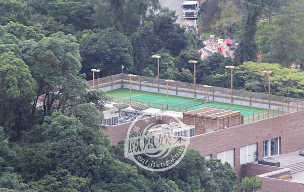 林青霞1994年6月29日嫁給香港商人邢李源，淡出影壇。林青霞婚后樂于相夫教女，其丈夫于2010年退