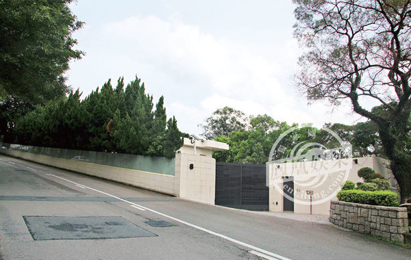 豪宅大門口。