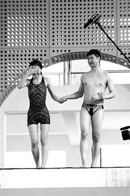 蔡卓妍進(jìn)行《中國星跳躍》的訓(xùn)練，她在教練田亮的陪伴下走上跳臺(tái)，但仍嚇得不敢往下看。 實(shí)習(xí)生 翟超 攝