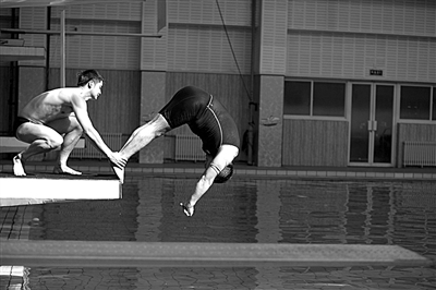 田亮正在給陳光標(biāo)把關(guān)、塑形。