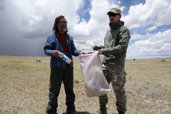 胡歌與綠色江河會(huì)長(zhǎng)楊欣撿拾高原垃圾 胡歌與綠色江河會(huì)長(zhǎng)楊欣撿拾高原垃圾