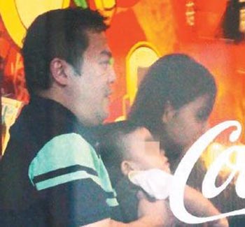 韋汝曾未婚生子，后嫁入豪門