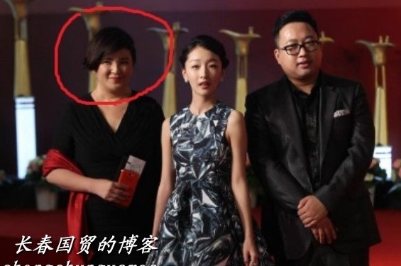 周冬雨與于正（右）和“干媽”（左）。