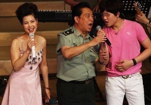 李某某及父親李雙江及母親夢(mèng)鴿(資料圖) 李某某及父親李雙江及母親夢(mèng)鴿(資料圖)