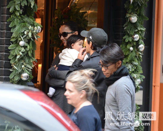 吳彥祖攜帶妻女外出逛街，小寶貝萌態(tài)十足。