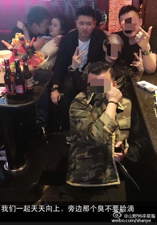 田源朋友辟謠稱左側(cè)抱著女子親吻的是田源的發(fā)小，女子的男友。