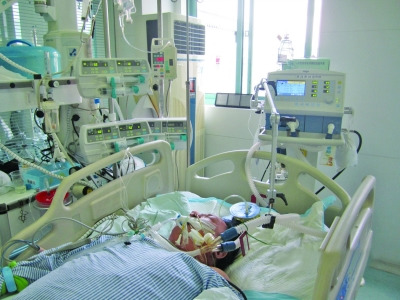 每天愛豪飲的廚師把自己喝成“牛奶血”了。